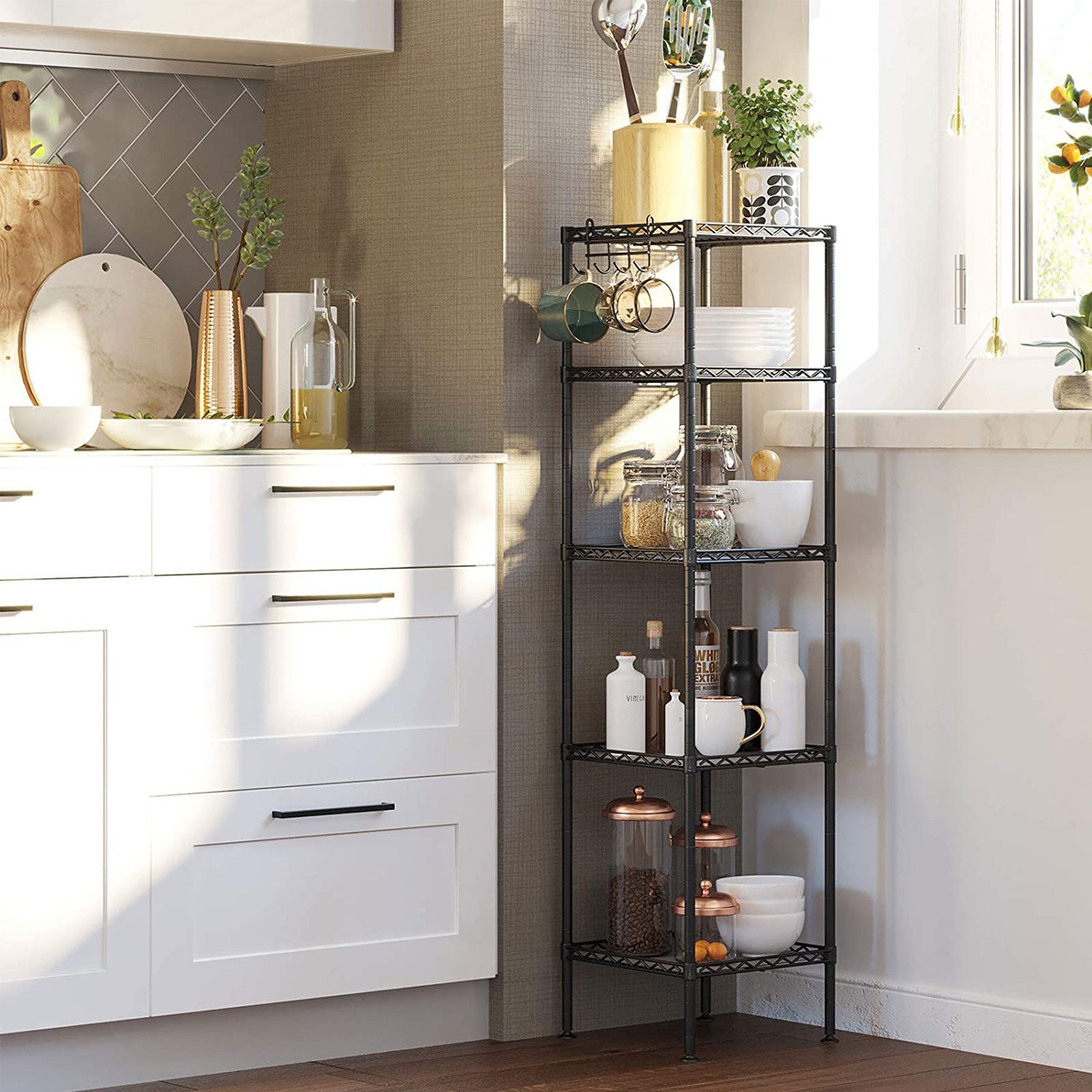 Smal hylla i metall med krokar, 30 x 30 x 123,5 cm – svart