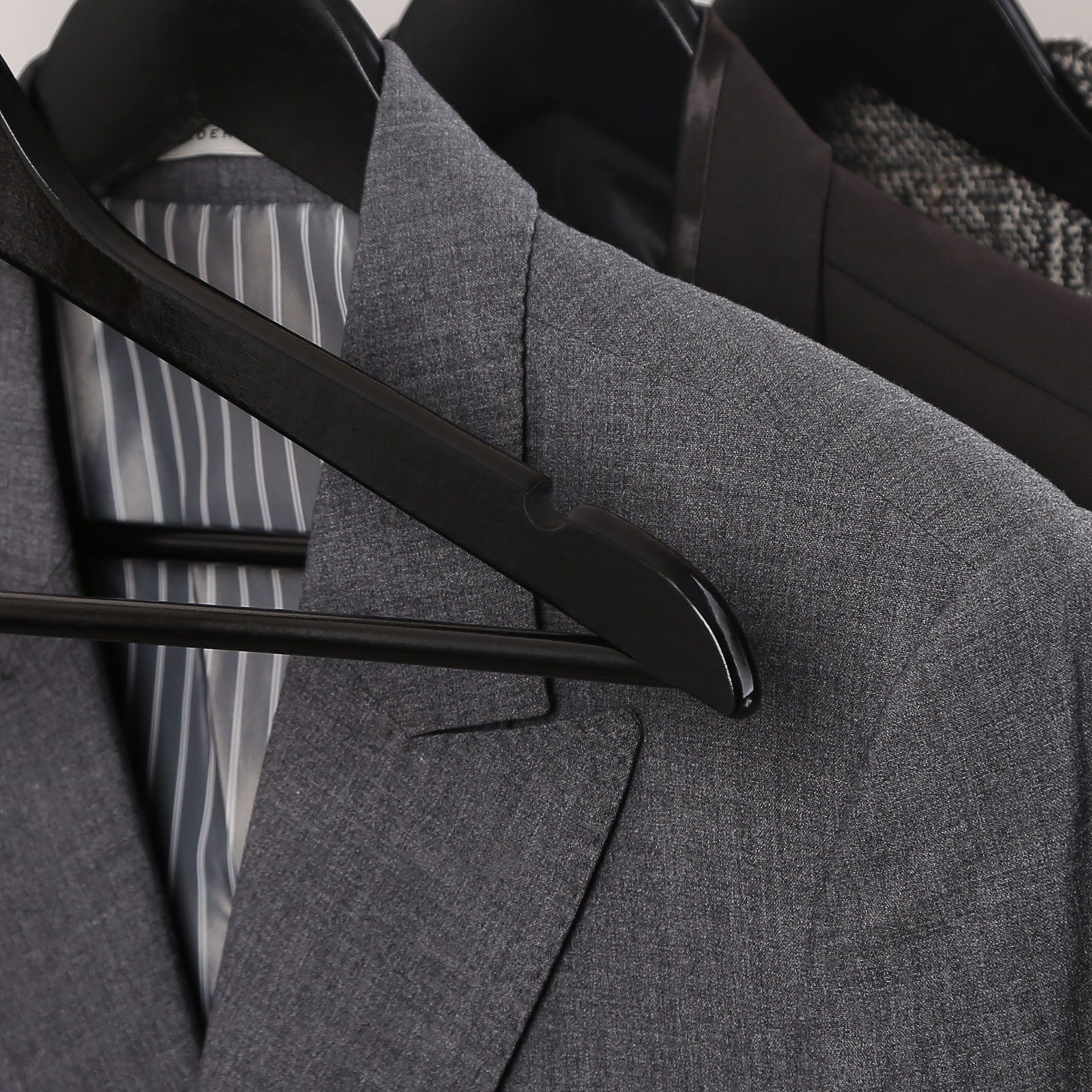 Galgar i trä 20-pack – Svarta klädhängare med halkfri stång