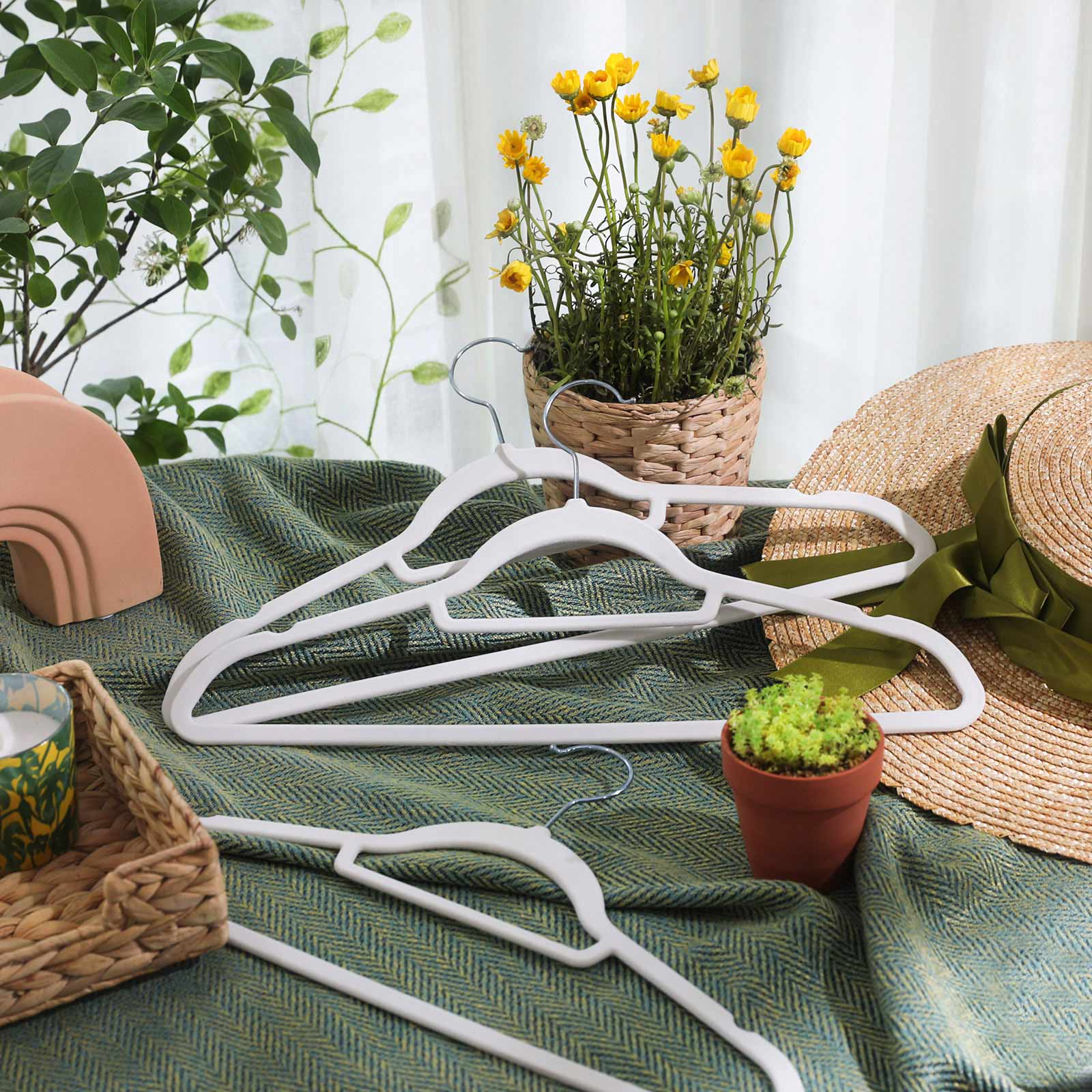 Vita Halkfria Klädgalgar 50-pack med Sammetsyta