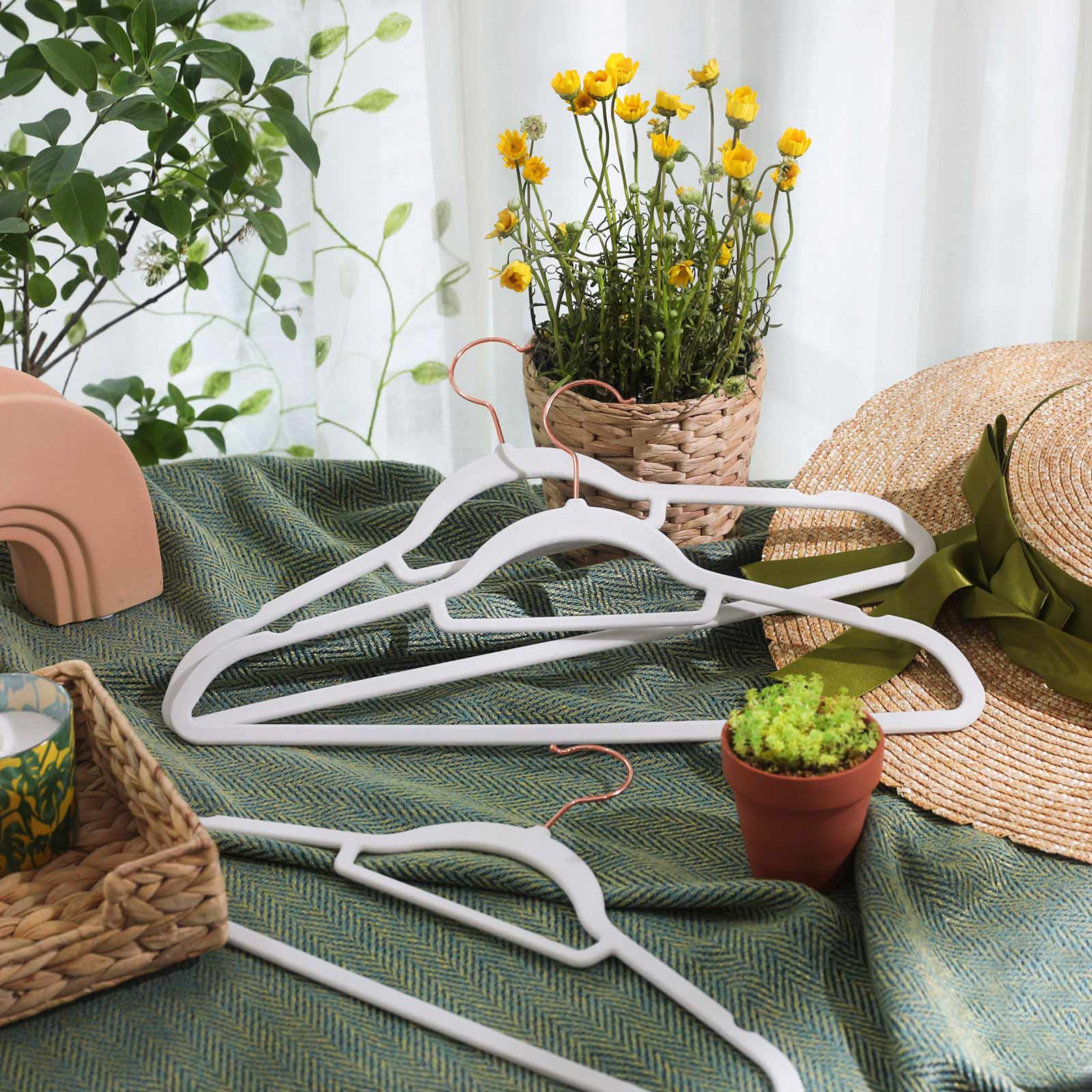 Halkfria klädgalgar i sammet, 50-pack – vit