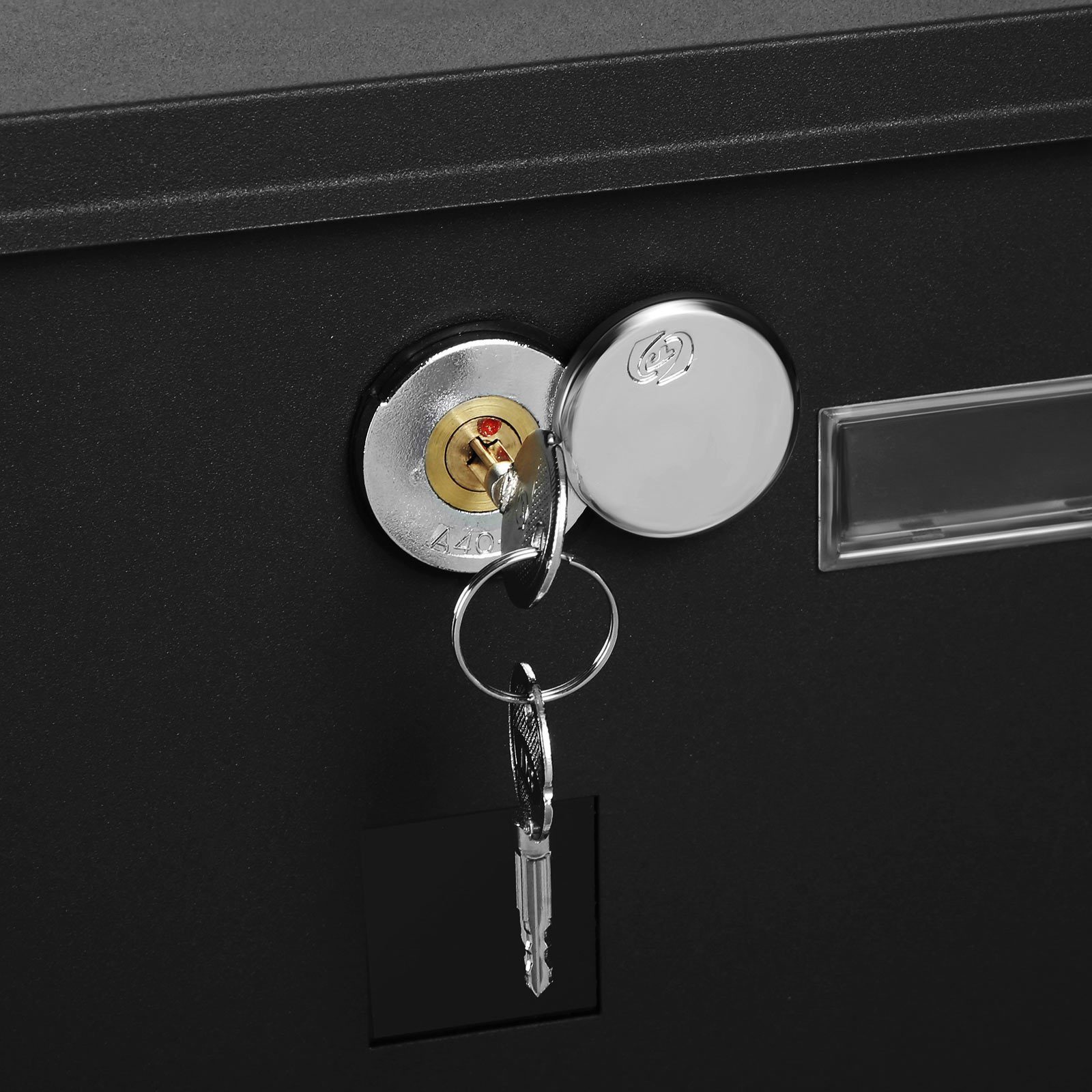 Svart brevlåda med lock och lås