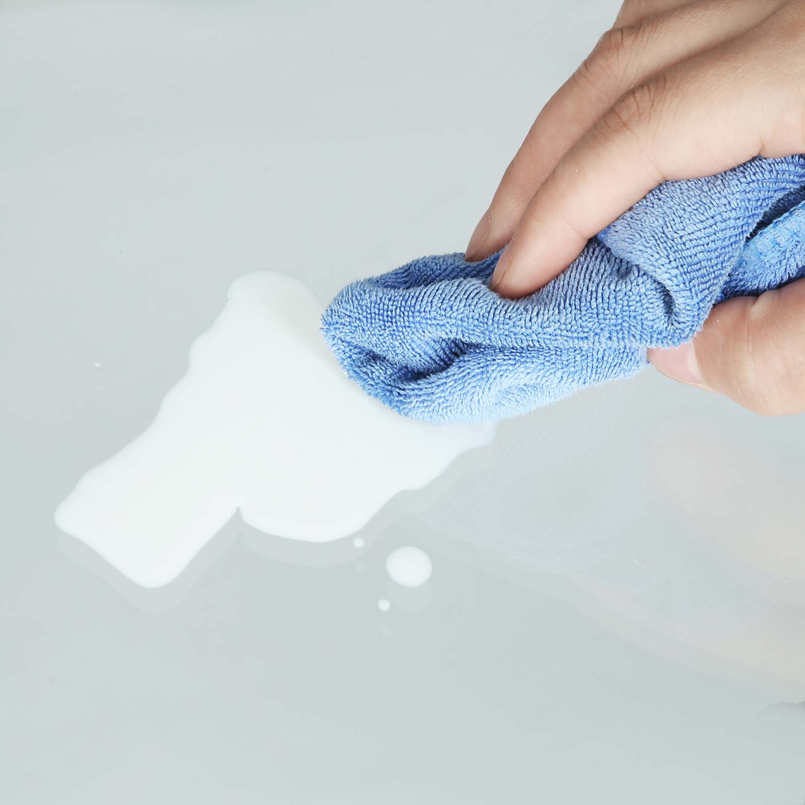 Elegant runt sidobord i guld med glasskiva, 50 cm