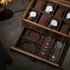 Klocklåda 8 fack i trä med glaslock och smyckesfack – vintage brun