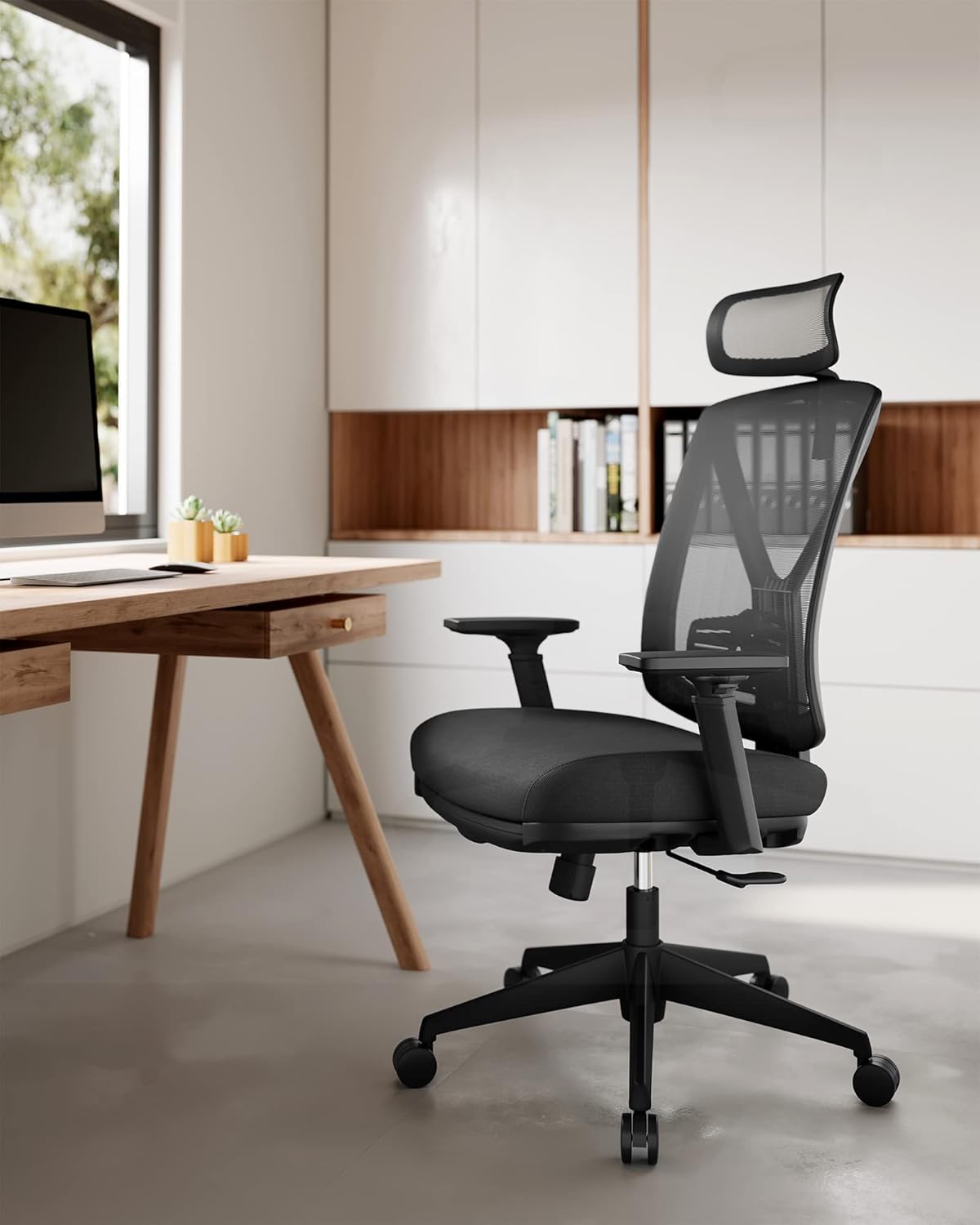 Ergonomisk kontorsstol med justerbart nackstöd och svankstöd samt vadderat fotstöd