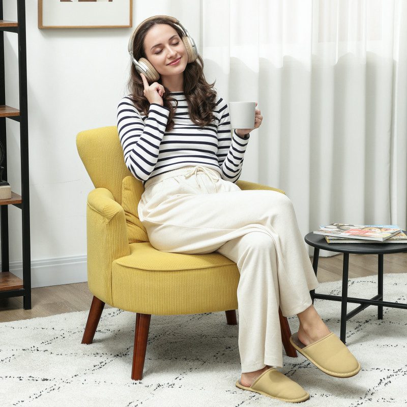 Gul Manchester Fåtölj med Vingrygg och Träben – Modern Design