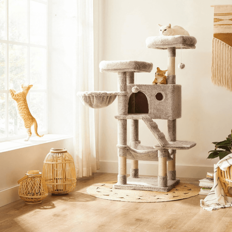 Klösträd i flera nivåer, 135 cm – mjukt skydd, ljusbrun