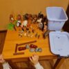 Lekset med 48 djur – realistiska djurfigurer för barn inkl. väska
