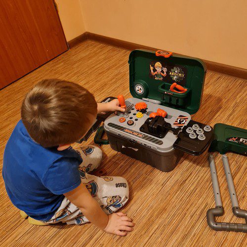 Mini verkstadsset – leksaksverktyg och DIY-kit i resväska