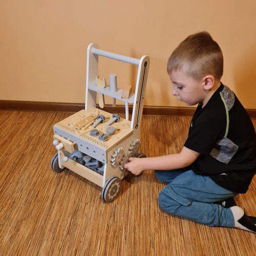 Barnens träverkstad – kreativ DIY-leksak med verktyg och arbetsbänk