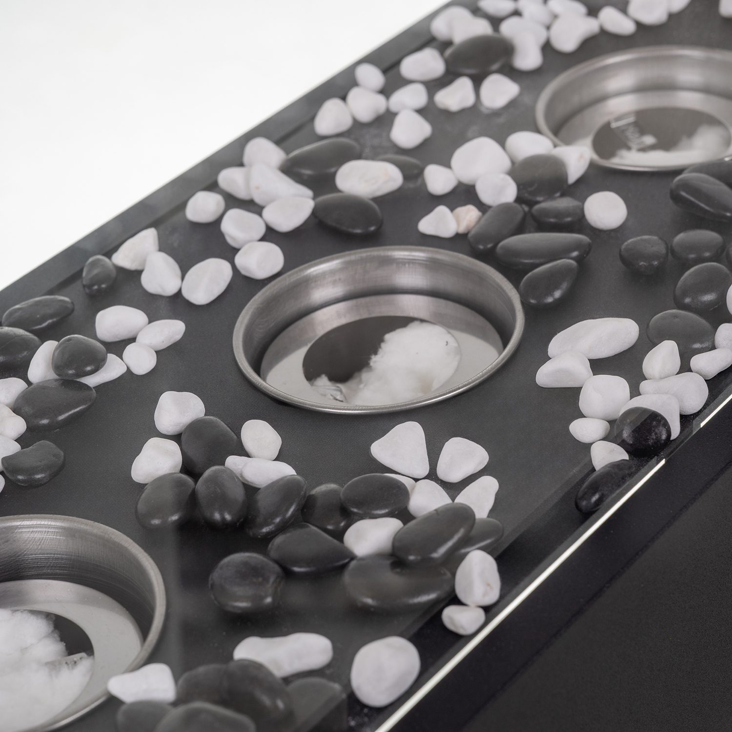 Svart Fristående Biokamin med Glasväggar, 3 Brännare och Dekorstenar – 45 × 30 × 21 cm