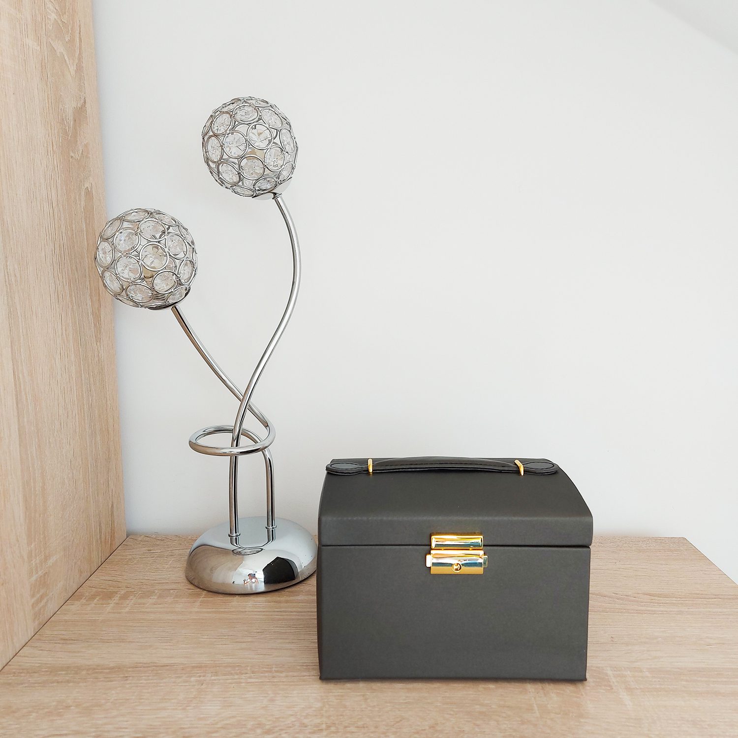 Elegant låsbart smyckeskrin med spegel – svart PU-läder