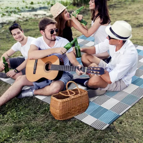 Picknickpläd 200 × 220 cm – mjuk, praktisk och rymlig filt för utomhusbruk