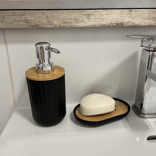 Badrumsset i 6 delar – svart och bambu för stilren och funktionell inredning