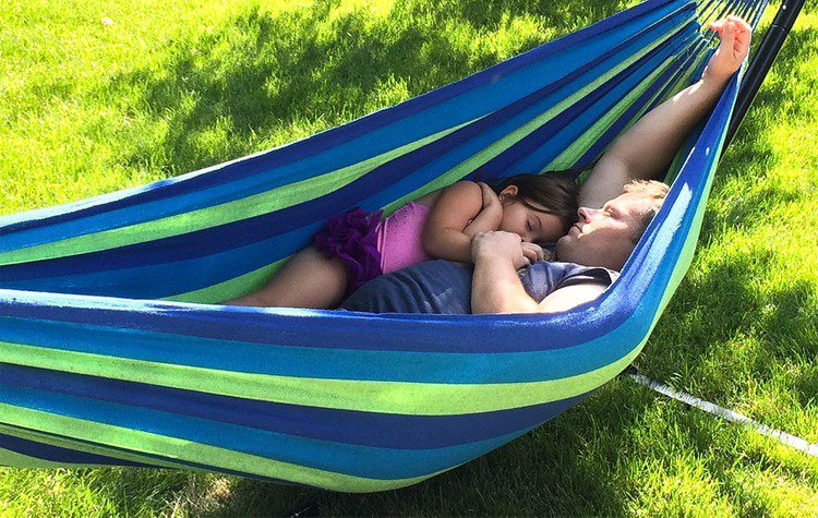 Bekväm Hängmatta 240 × 150 cm – Idealisk för Terrass, Camping & Resa