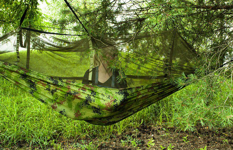 Camouflage hängmatta med integrerat myggnät – perfekt för camping & äventyr