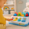 Interaktiv Pop-Up Leksak för små barn – 4 roliga fordon & sensorisk utveckling (18 mån+)
