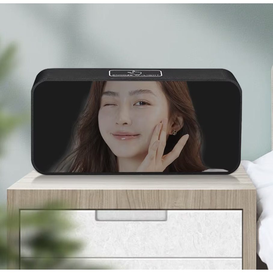 Modern LED-väckarklocka i svart – högljudd alarmklocka med snooze, röst-/ljudaktivering, datum- & temperaturvisning