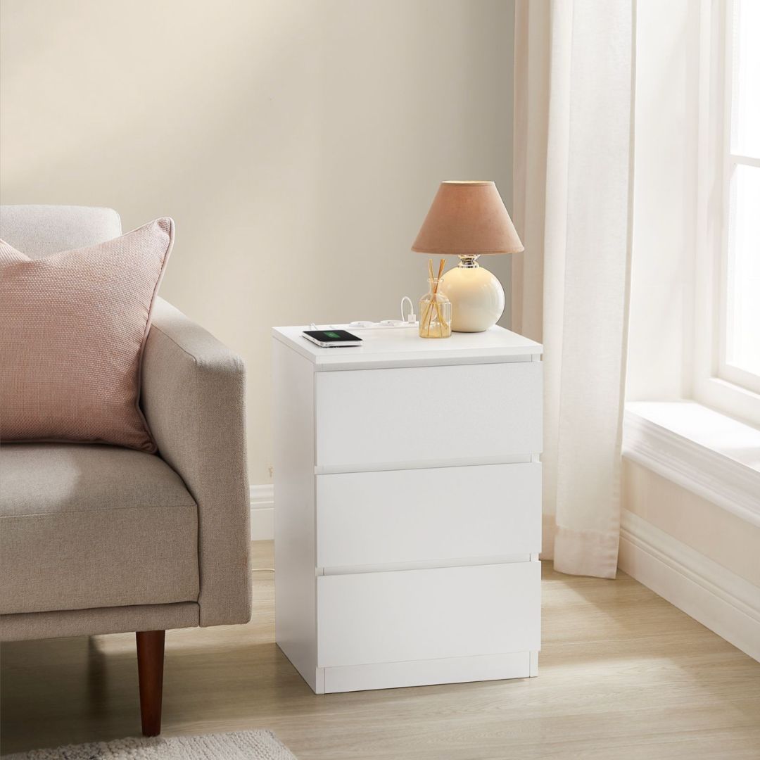 Sängbord med 3 lådor och laddstation – USB + eluttag, 40×35×59 cm, molnvit