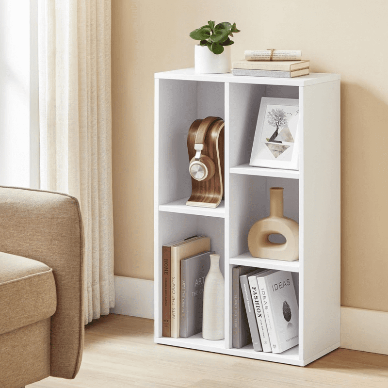 Vit bokhylla med 5 öppna förvaringsfack