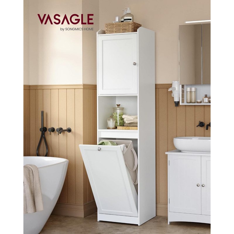 Vitt högt förvaringsskåp för badrum med tvättkorg och öppen hylla